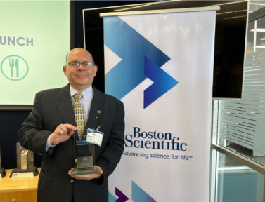 El Dr.Pedro Galván Rector de la Universidad Paraguayo Alemana premiado por el SBEB – Boston Scientific.